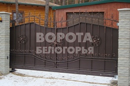 Откатные ворота с элементами ковки