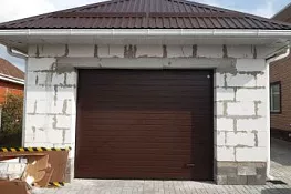 Секционные ворота Алютех в гараж RAL8017