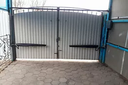 Комплект автоматики ALUTECH  AMBIO 5000 на распашных воротах с проф-листом
