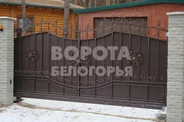 Откатные ворота с элементами ковки